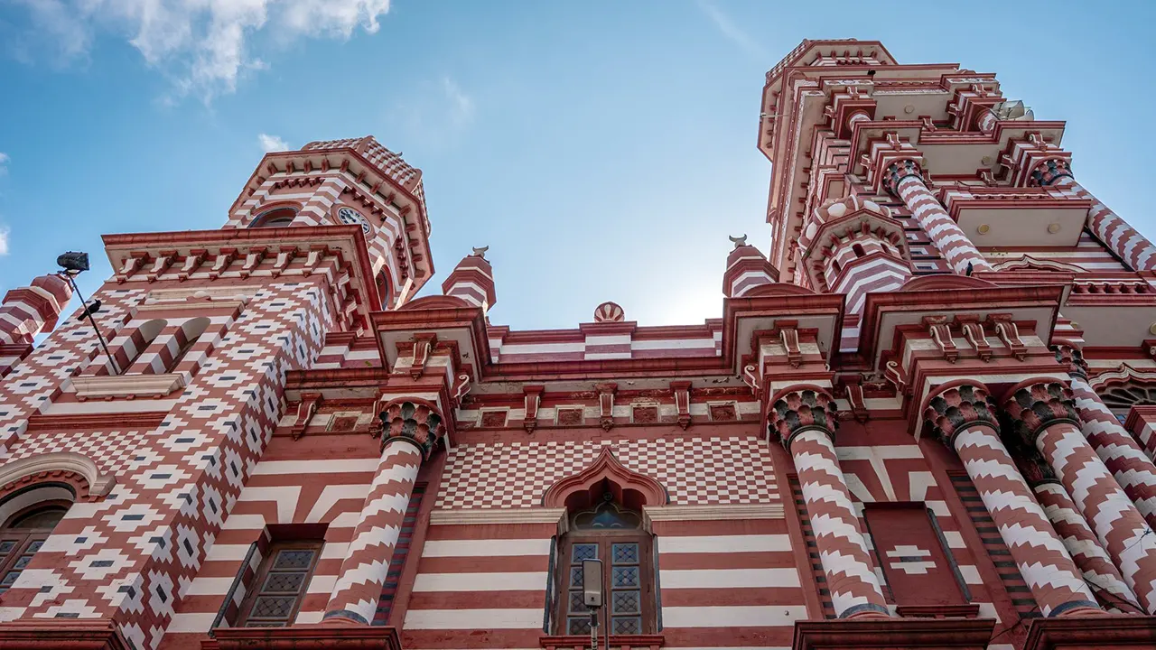 Jami Ul-Alfar Mosque (Red Mosque)